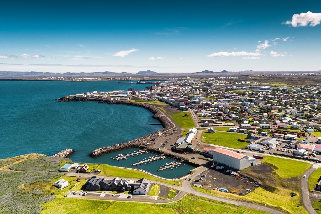 reykjanebaer-a-fallegum-sumardegi.-ljosm.-ozzo.jpg