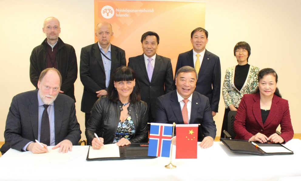 Undirritun samningsins á milli Íslands og Kína.