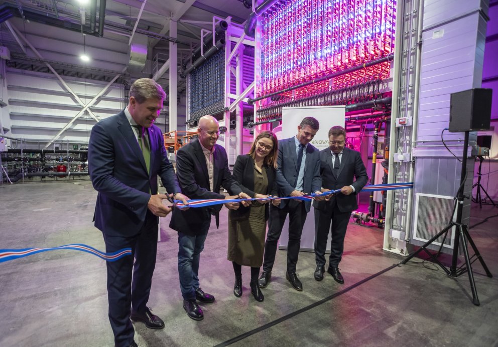 Framámenn klippa á borða við opnun Algaennovation.