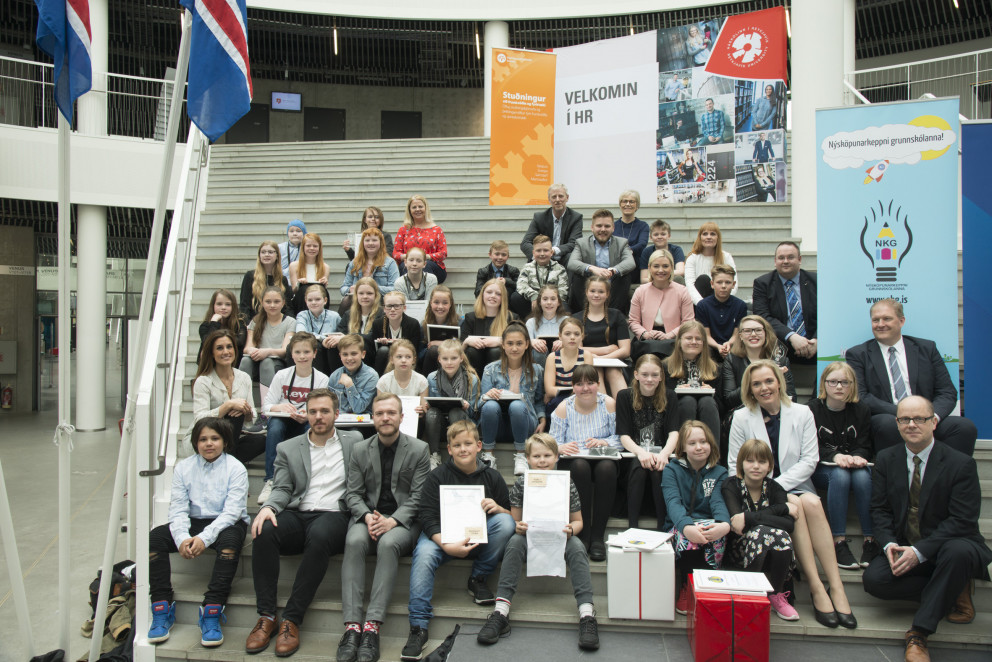 Hópur snillinga úr grunnskólunum með fullorðna fólkinu.