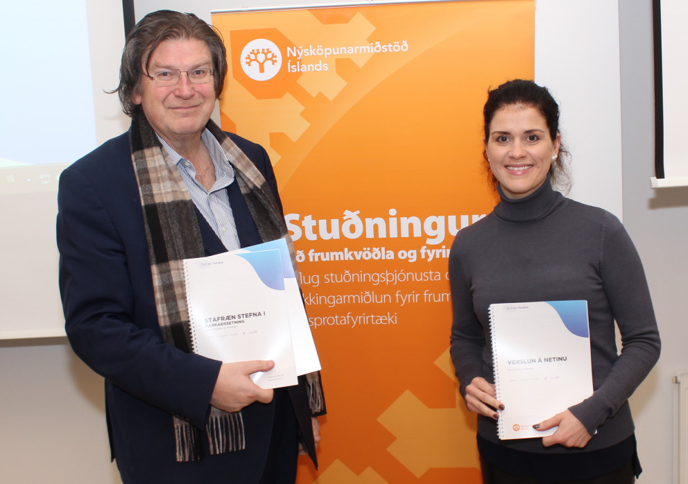 Þorsteinn I. Sigfússon og Þórdís Kolbrún R. Gylfadóttir fagna opnun vefsins um Stafrænt forskot.