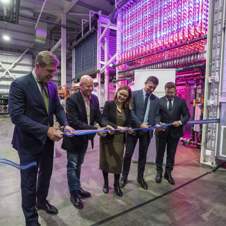 Framámenn klippa á borða við opnun Algaennovation.