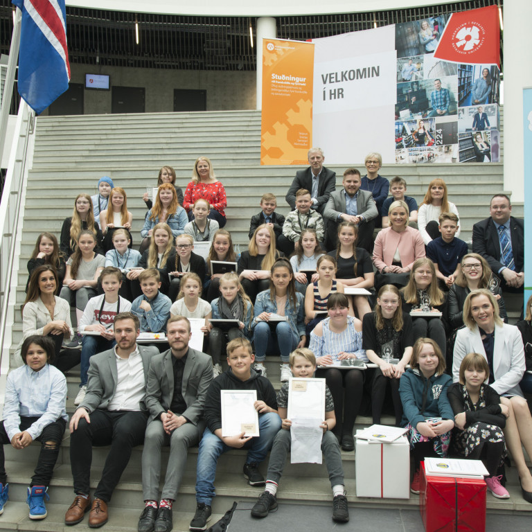 Hópur snillinga úr grunnskólunum með fullorðna fólkinu.